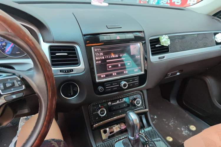 Used Volkswagen Touareg 2011 3.0 TSI High-End Version Audio And AC Panel