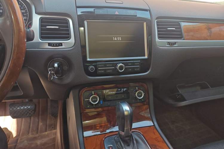 Used Volkswagen Touareg 2011 3.0 TSI Comfort Version Audio And AC Panel