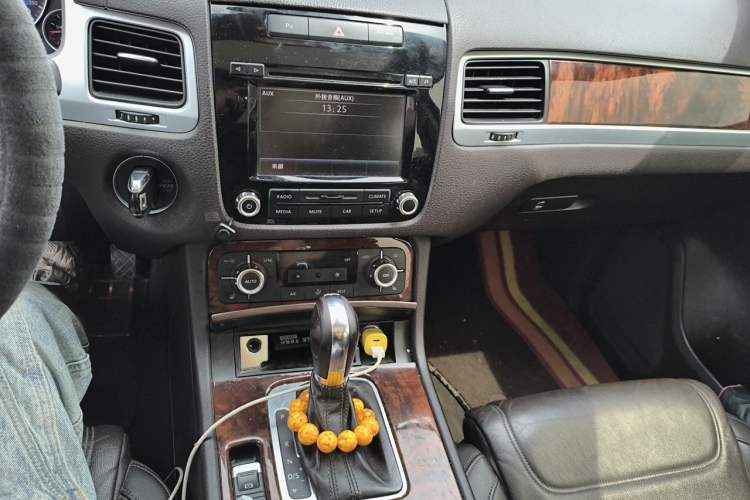 Used Volkswagen Touareg 2011 3.0 TSI Standard Version Audio And AC Panel