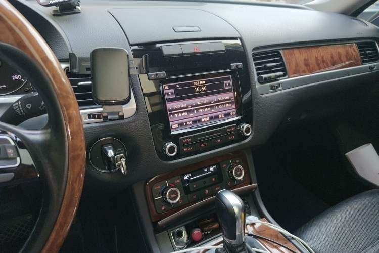 Used Volkswagen Touareg 2011 3.0 TSI Comfort Version Audio And AC Panel