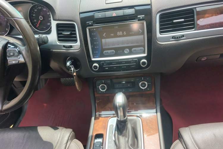 Used Volkswagen Touareg 2011 3.0 TSI Standard Version Audio And AC Panel
