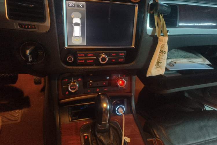 Used Volkswagen Touareg 2011 3.0 TSI Standard Version Audio And AC Panel