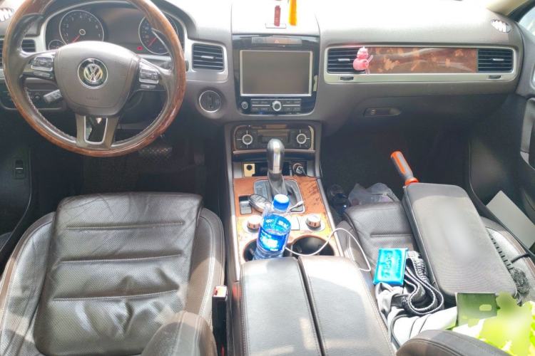 Used Volkswagen Touareg 2011 3.0 TSI Comfort Version Center Console