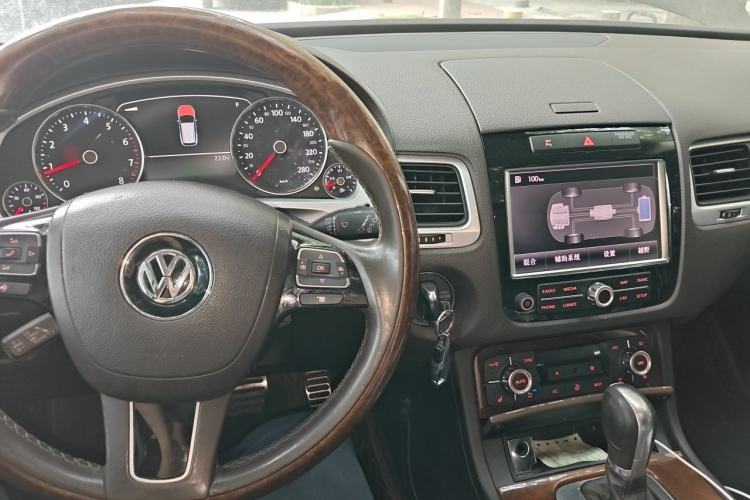 Used Volkswagen Touareg 2011 3.0 TSI Hybrid Center Console