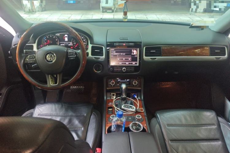 Used Volkswagen Touareg 2011 3.0 TSI High-End Version Center Console