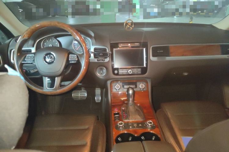 Used Volkswagen Touareg 2011 3.0 TSI Hybrid Center Console