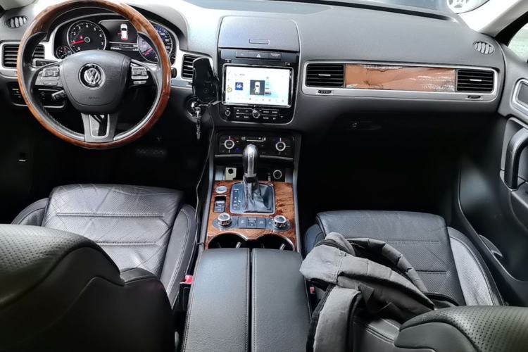 Used Volkswagen Touareg 2011 3.0 TSI Comfort Version Center Console