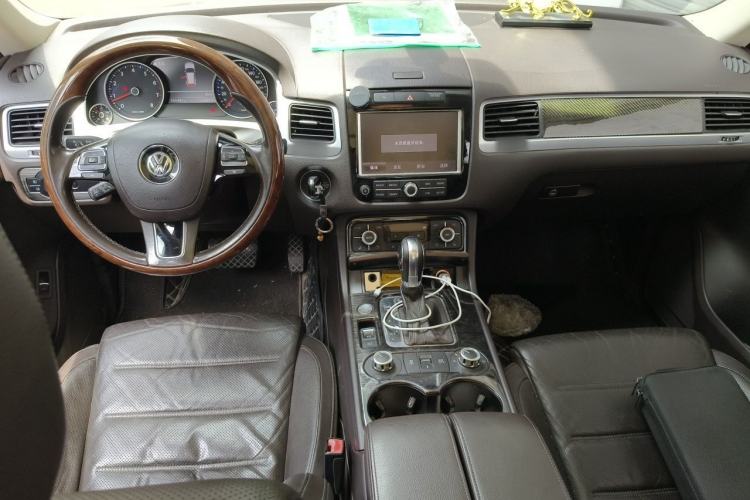 Used Volkswagen Touareg 2011 3.0 TSI Comfort Version Center Console
