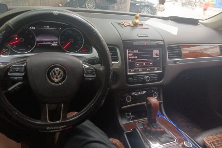 Used Volkswagen Touareg 2011 3.0 TSI Luxury Edition Center Console