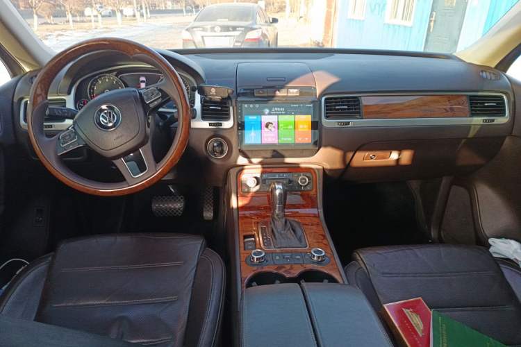 Used Volkswagen Touareg 2011 3.0 TSI Comfort Version Center Console