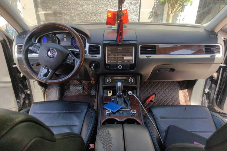 Used Volkswagen Touareg 2011 3.0 TDI Diesel Comfort Version Center Console