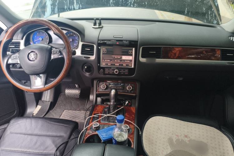 Used Volkswagen Touareg 2011 3.0 TSI Comfort Version Center Console