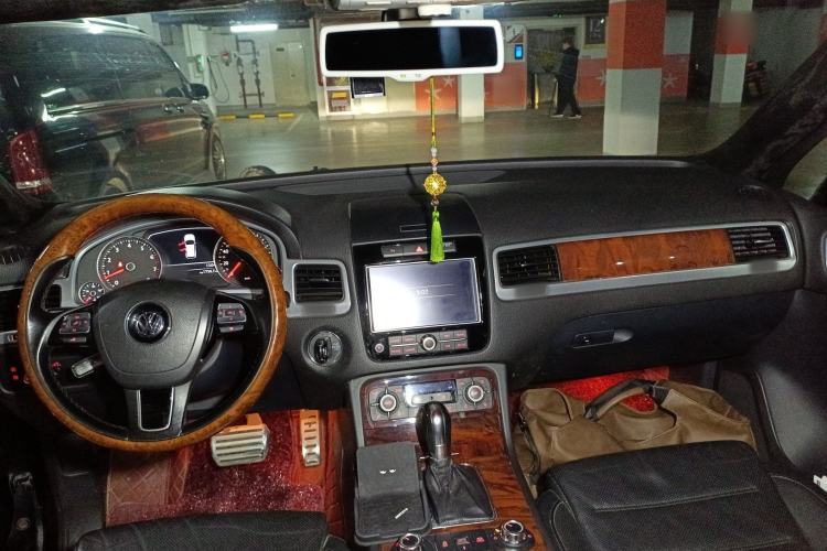 Used Volkswagen Touareg 2011 3.0 TSI Comfort Version Center Console