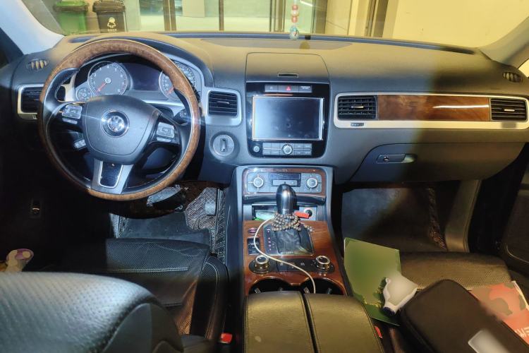 Used Volkswagen Touareg 2011 3.0 TSI High-End Version Center Console