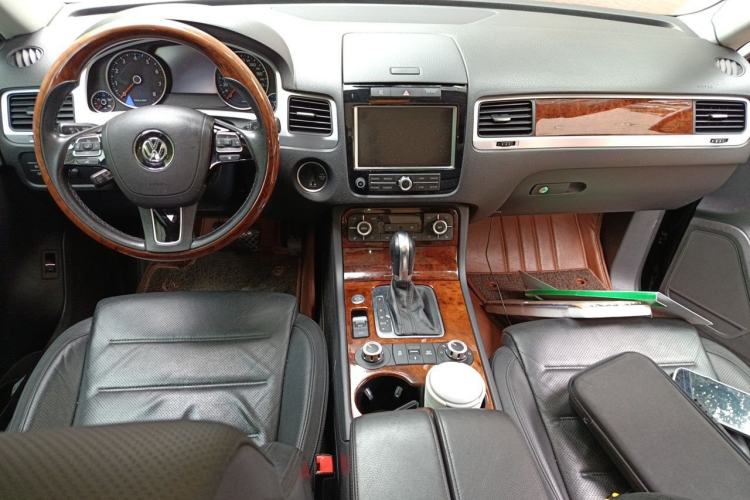 Used Volkswagen Touareg 2011 3.0 TSI High-End Version Center Console