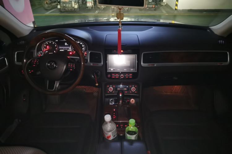 Used Volkswagen Touareg 2011 3.0 TSI Comfort Version Center Console