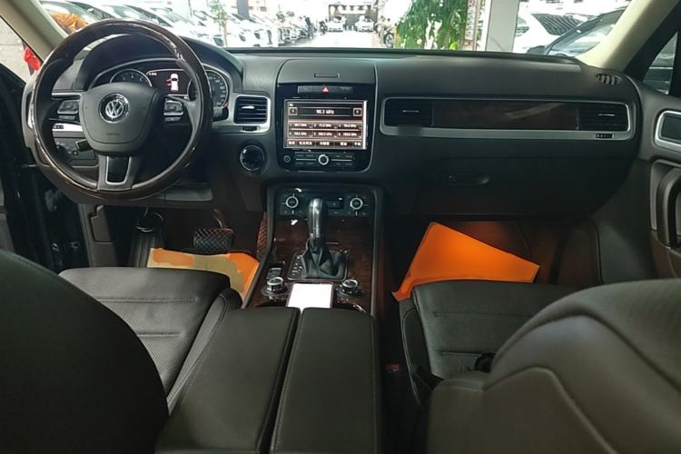 Used Volkswagen Touareg 2011 3.0 TSI Comfort Version Center Console