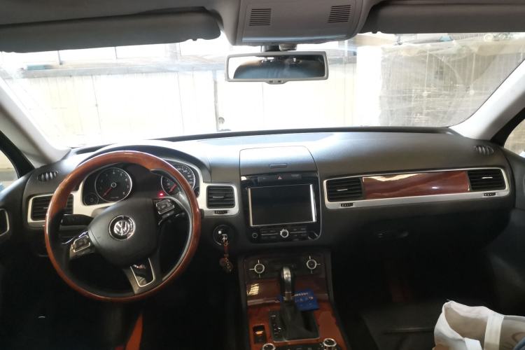 Used Volkswagen Touareg 2011 3.0 TSI Comfort Version Center Console