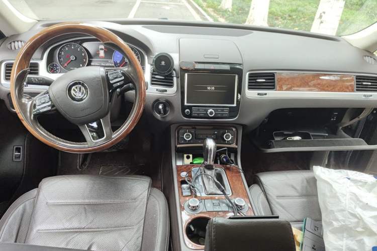 Used Volkswagen Touareg 2011 3.0 TSI High-End Version Center Console