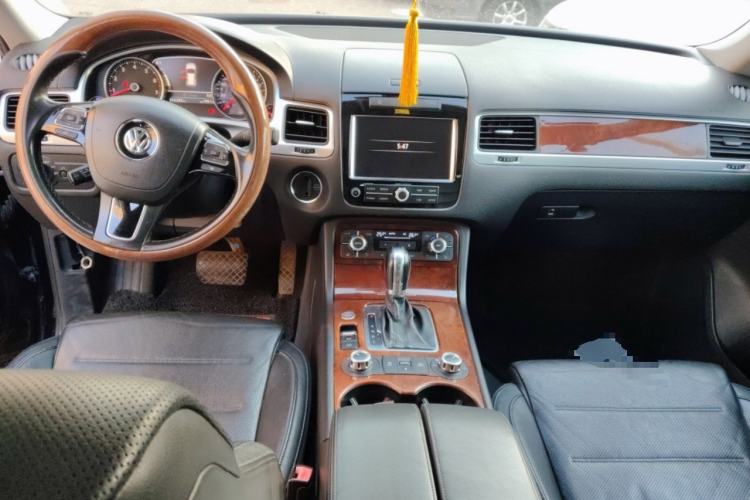 Used Volkswagen Touareg 2011 3.0 TSI High-End Version Center Console