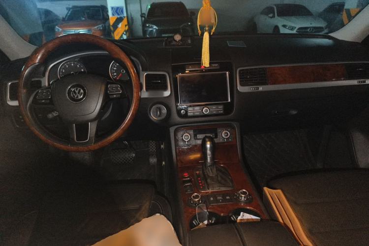 Used Volkswagen Touareg 2011 3.0 TSI High-End Version Center Console