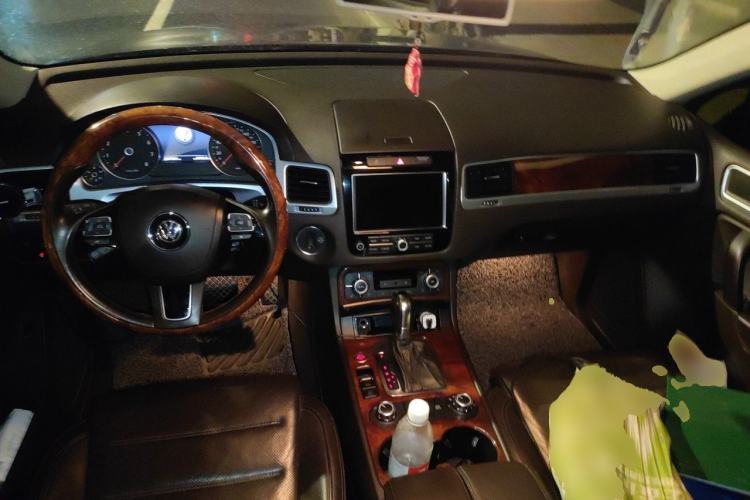 Used Volkswagen Touareg 2011 3.0 TSI High-End Version Center Console