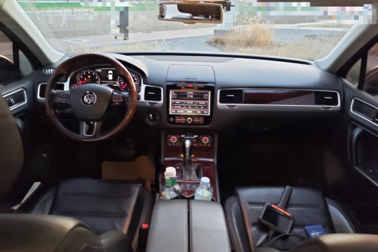 Used Volkswagen Touareg 2011 3.0 TSI Comfort Version Center Console