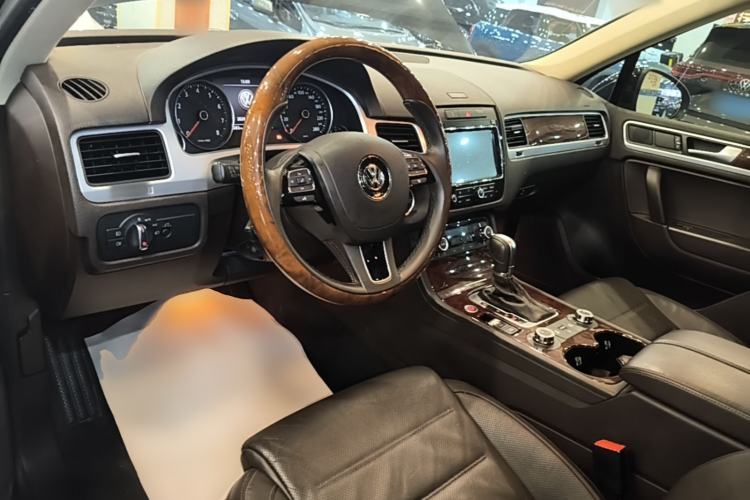 Used Volkswagen Touareg 2011 3.0 TSI Comfort Version Center Console