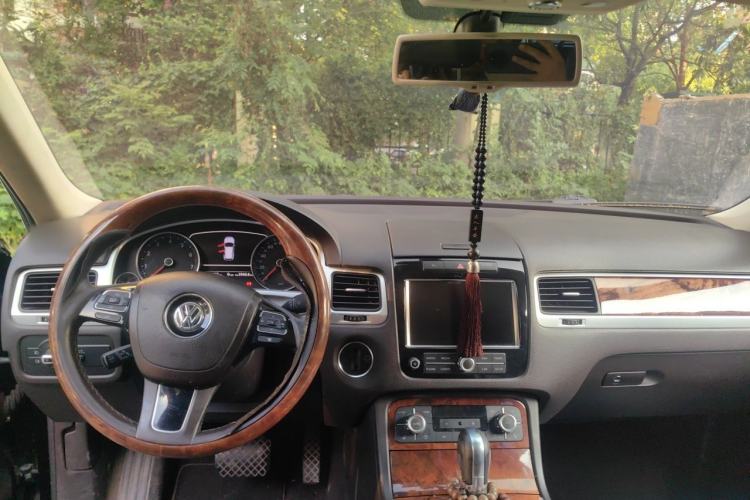 Used Volkswagen Touareg 2011 3.0 TSI Comfort Version Center Console