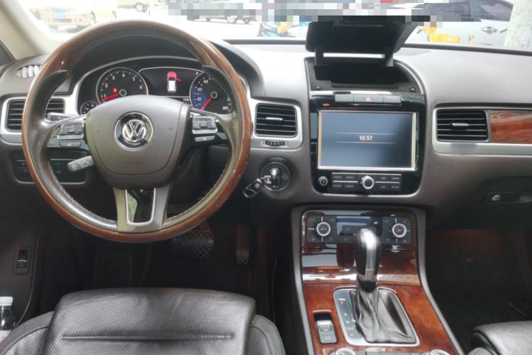 Used Volkswagen Touareg 2011 3.0 TSI Comfort Version Center Console