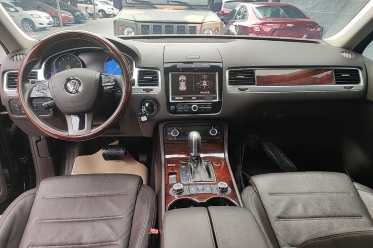 Used Volkswagen Touareg 2011 3.0 TSI Comfort Version Center Console