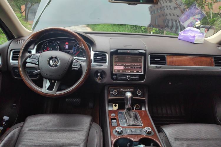 Used Volkswagen Touareg 2011 3.0 TSI Luxury Edition Center Console