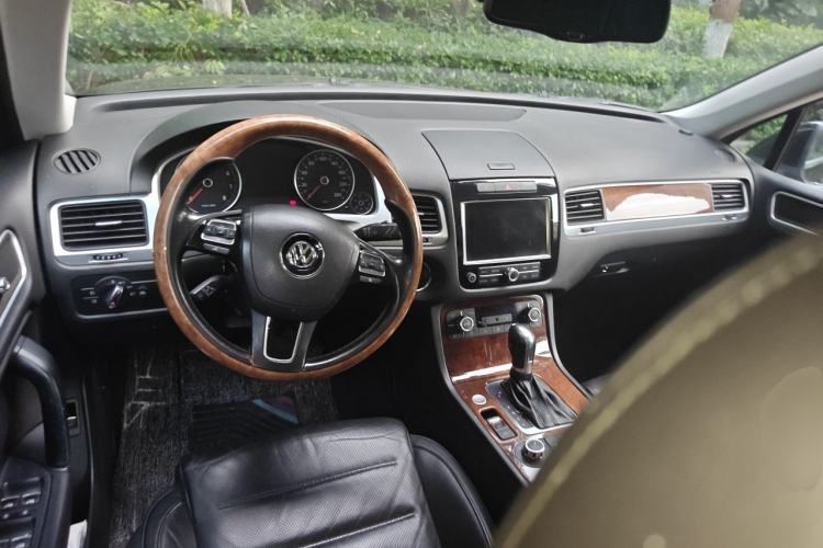 Used Volkswagen Touareg 2011 3.0 TSI High-End Version Center Console