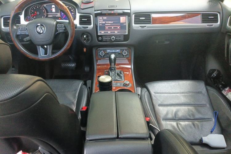 Used Volkswagen Touareg 2011 3.0 TSI Comfort Version Center Console