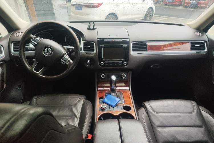 Used Volkswagen Touareg 2011 3.0 TDI Diesel Standard Version Center Console