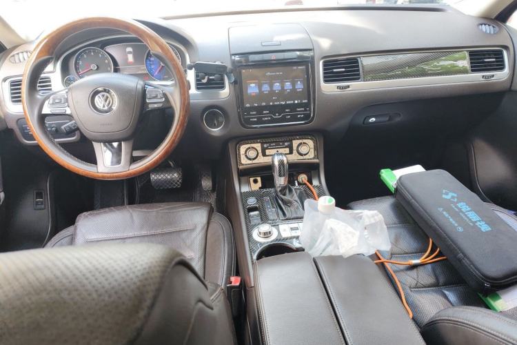 Used Volkswagen Touareg 2011 3.0 TSI High-End Version Center Console