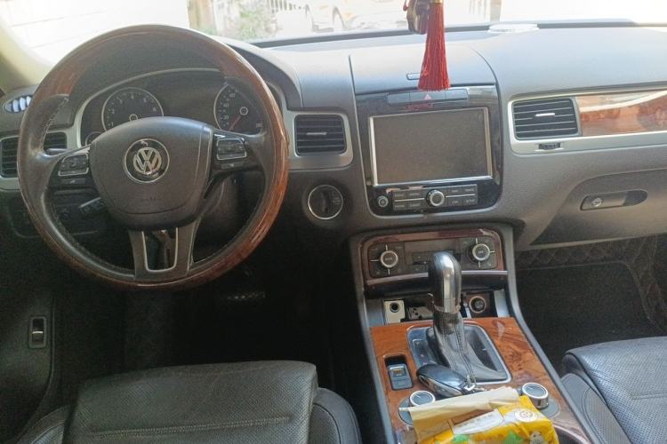 Used Volkswagen Touareg 2011 3.0 TSI Comfort Version Center Console