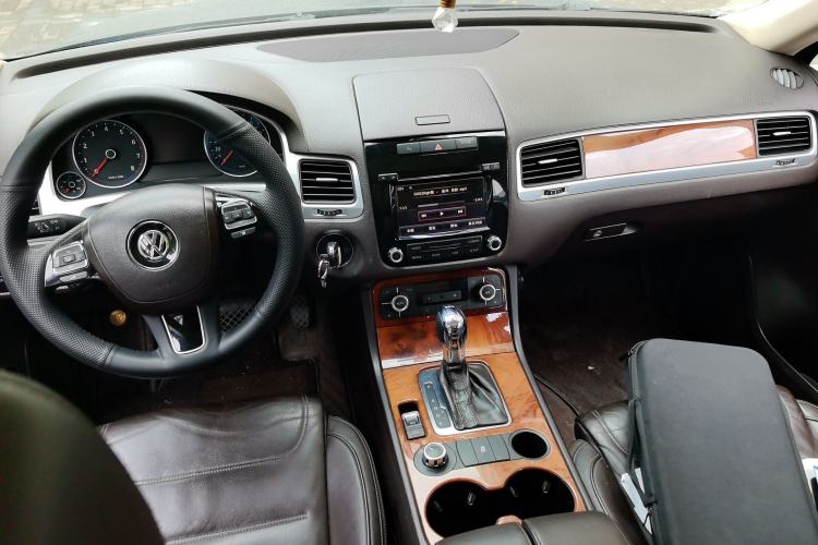Used Volkswagen Touareg 2011 3.0 TSI Standard Version Center Console