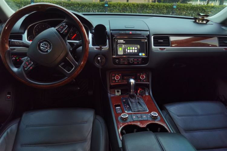 Used Volkswagen Touareg 2011 3.0 TSI Comfort Version Center Console