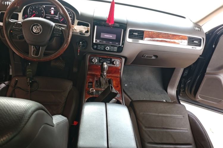 Used Volkswagen Touareg 2011 3.0 TSI High-End Version Center Console