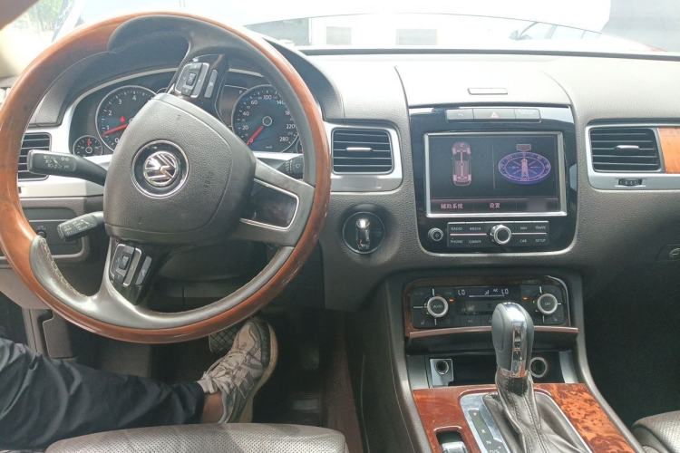 Used Volkswagen Touareg 2011 3.0 TSI Comfort Version Center Console