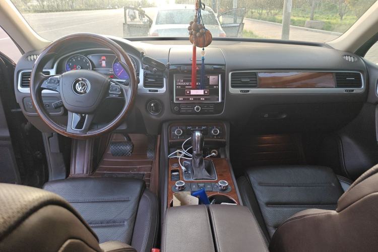 Used Volkswagen Touareg 2011 3.0 TSI Luxury Edition Center Console