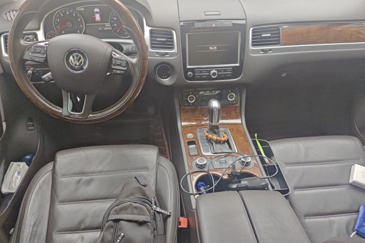 Used Volkswagen Touareg 2011 3.0 TSI High-End Version Center Console