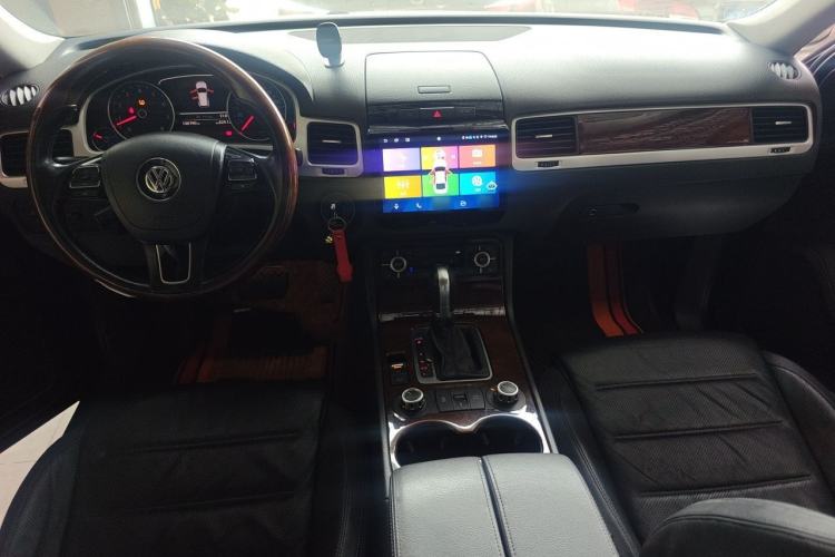 Used Volkswagen Touareg 2011 3.0 TSI Comfort Version Center Console