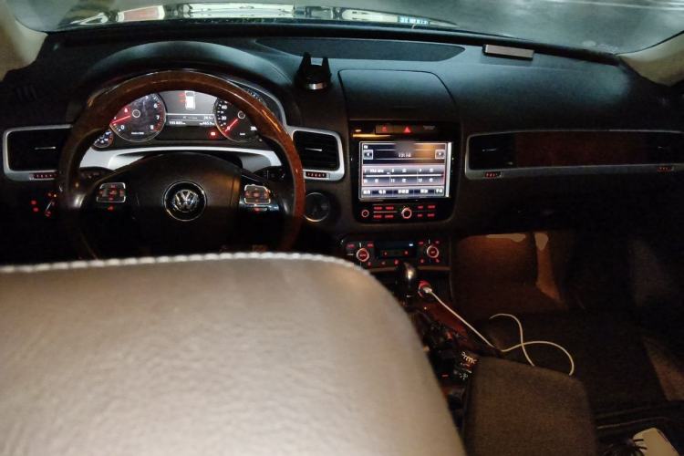 Used Volkswagen Touareg 2011 3.0 TSI Luxury Edition Center Console