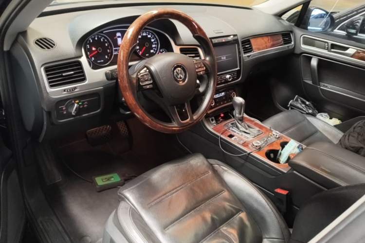 Used Volkswagen Touareg 2011 3.0 TSI Comfort Version Center Console