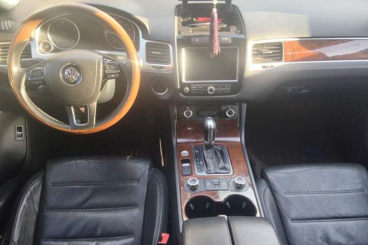 Used Volkswagen Touareg 2011 3.0 TSI High-End Version Center Console