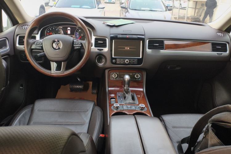 Used Volkswagen Touareg 2011 3.0 TSI High-End Version Center Console