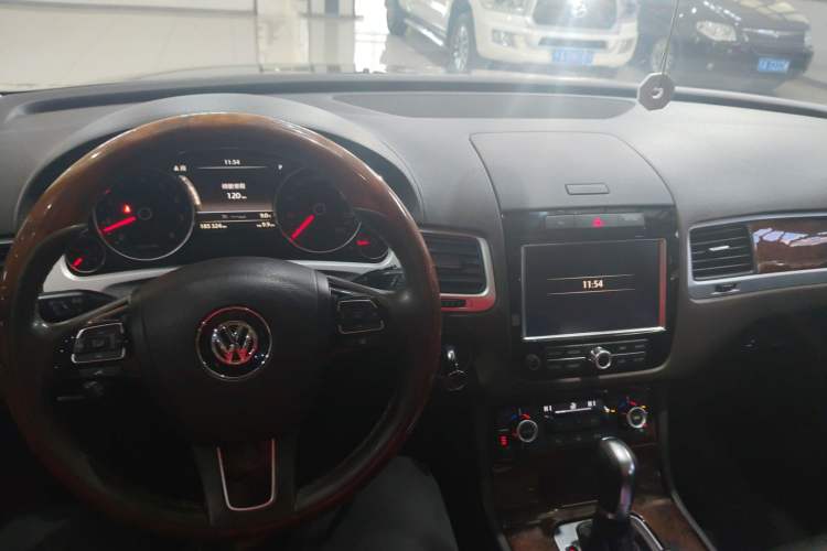 Used Volkswagen Touareg 2011 3.0 TSI Comfort Version Center Console