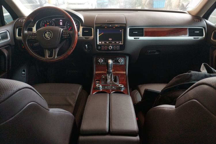 Used Volkswagen Touareg 2011 3.0 TSI Comfort Version Center Console